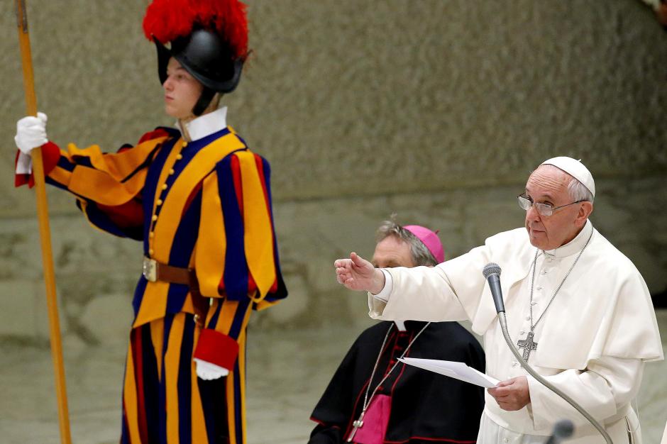 El papa Francisco (d) ayer durante su intervención en un encuentro con miembros de la Pontificia Universidad Gregoriana celebrado en el Vaticano. (Foto: EFE/Archivo)