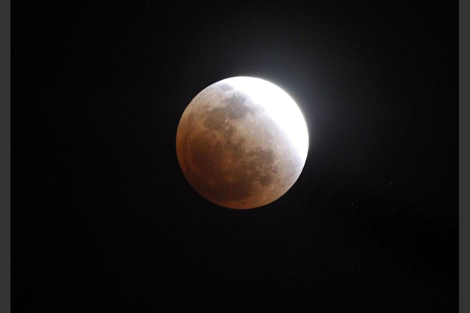 Los eclipses totales de la Luna se producen cuando hay un alineamiento casi perfecto entre el Sol, la Tierra y la Luna, al proyectar la Tierra su sombra sobre el sat&eacute;lite cuando est&aacute; en fase de Luna llena, un fen&oacute;meno poco frecuente que se produjo, el &uacute;ltimo de ellos, el 10 de diciembre de 2011. (Foto: EFE/Archivo)
