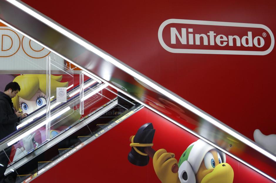 Un hombre sube por unas escaleras mecánicas con el logotipo de Nintendo en una tienda de electrónica en Tokio (Japón). (Foto: EFE/Archivo)