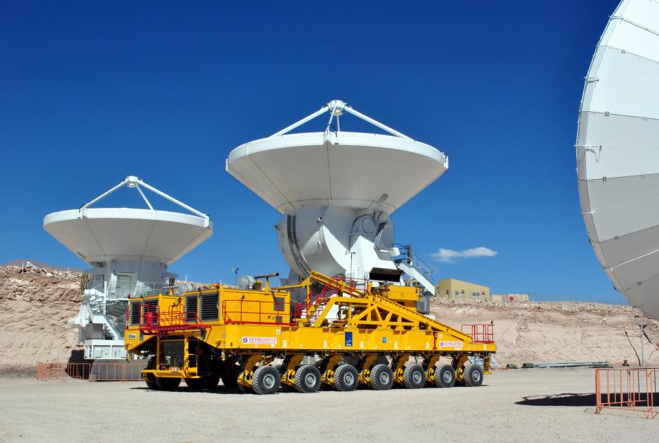 Fotograf&iacute;a sin fechar cedida por el Observatorio Europeo Austral (ESO, por su sigla en ingl&eacute;s) de la antena del Atacama Large Millimeter/submillimeter Array (ALMA), siendo transportada a su destino final en el Llano de Chajnantor, en el desierto de Atacama (Chile). (Foto: EFE/Archivo)