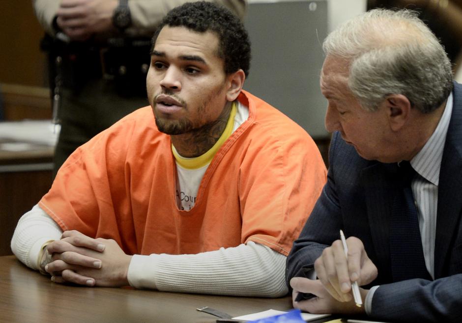 El cantante estadounidense Chris Brown junto a su abogado, Mark Geragos, en una corte federal de Los &Aacute;ngeles, California, EE.UU. (Foto: EFE/Archivo)