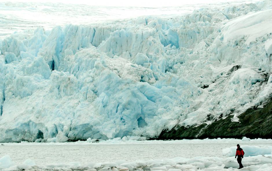 Vista parcial de un enorme glaciar localizado en la Isla de Rey Jorge, llamada 25 de Mayo por Argentina. (Foto: EFE/Archivo)