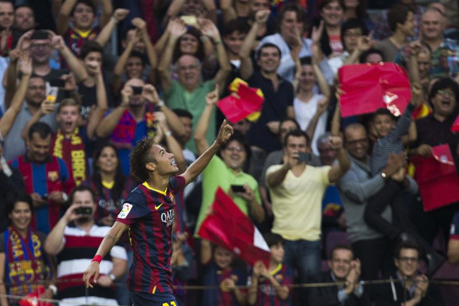 Neymar Celebra su primer gol en cl&aacute;sicos. (Alejandro Garc&iacute;a/EFE)
