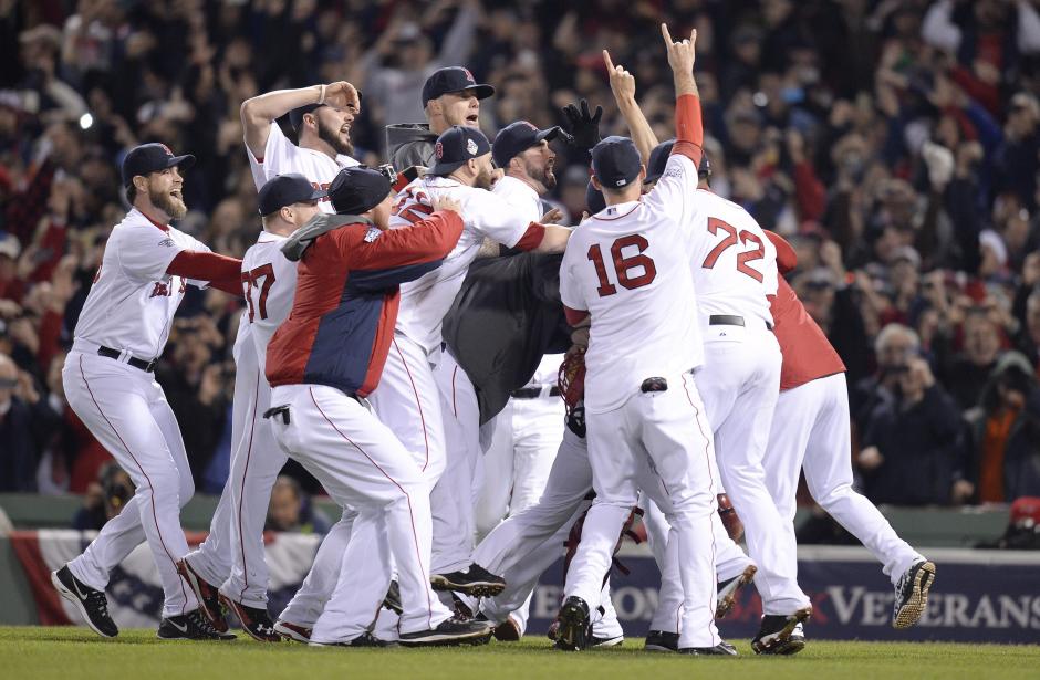 Tras 95 a&ntilde;os, los Medias Rojas volvieron a celebrar un t&iacute;tulo de la Serie Mundial en el Fenway Park. (Foto: CJ Gunther/EFE)