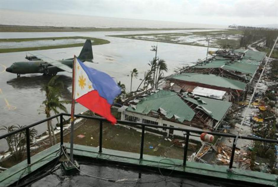 As&iacute; qued&oacute; el aeropuerto de Tacloban tras el paso de Haiyan. (Foto:EFE)