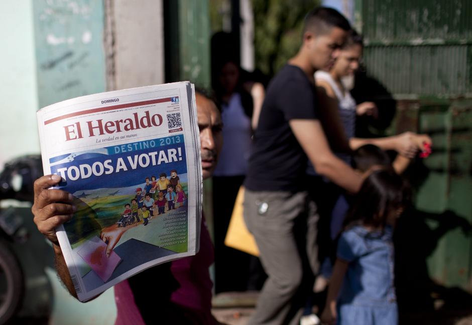 Un hombre vende peri&oacute;dicos con el titular: "Todos a Votar", en Tegucigalpa, Honduras, con motivo de las elecciones generales en el pa&iacute;s centroamericano. (Foto: EFE/Saul Martinez)&nbsp;