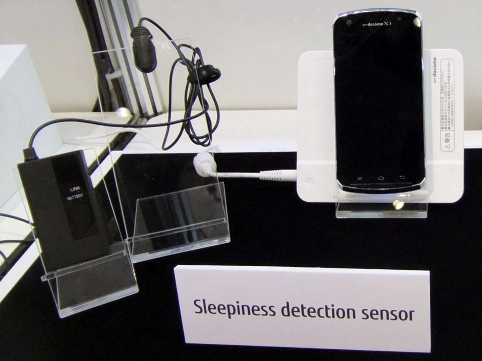 Fujitsu ha desarrollado un sensor que se coloca en el l&oacute;bulo de la oreja y mide la cantidad de hemoglobina que fluye por los vasos sangu&iacute;neos para calibrar el ritmo cardiaco. (Foto: EFE)