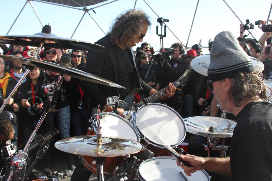 Con un poco m&aacute;s de un centenar de asistentes, Metallica hizo vibrar a sus fans. Foto EFE