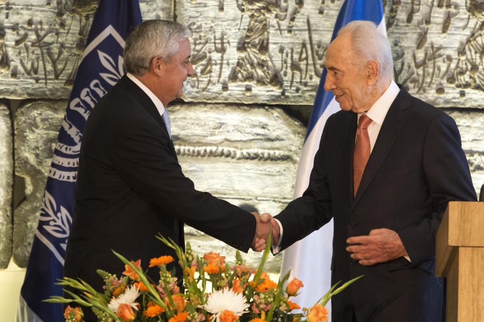 El presidente guatemalteco en reuni&oacute;n con su hom&oacute;logo Simon Peres. Foto EFE