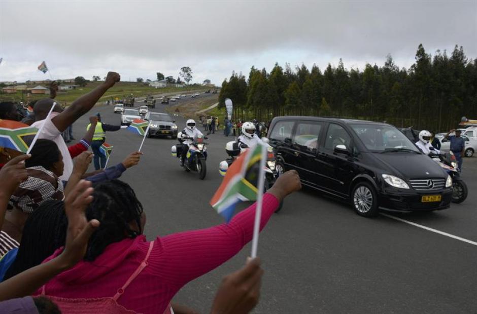 Miles de personas reciben los restos del l&iacute;der sudafricano Nelson Mandela en Qunu, donde ser&aacute; sepultado. (Foto: EFE)