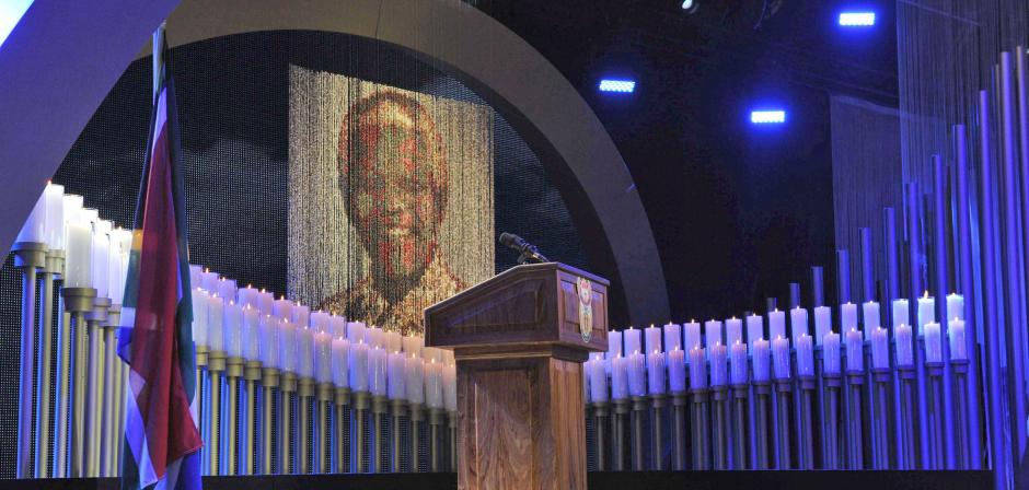 95 velas recuerdan los a&ntilde;os del ex presidente sudafricano Nelson Mandela, durante el &uacute;ltimo adi&oacute;s a Nelson Mandela en Qunu, Sud&aacute;frica. (Foto: EFE)