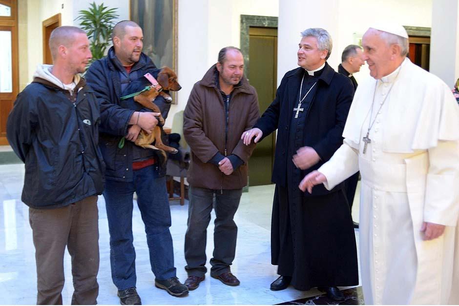 El papa conversa con tres de las cuatro personas sin hogar a las que invit&oacute; a desayunar esta ma&ntilde;ana por su cumplea&ntilde;os. (Foto: L'Ossevatore Romano/EFE)