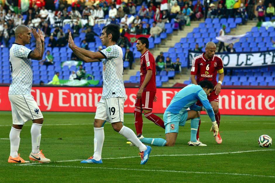 Humberto Suazo y C&eacute;sar Delgado se felicitan tras marcar el 3-1 ante el Al Ahly en el Mundial de Clubes. (Foto: Yahya Arhab/EFE)
