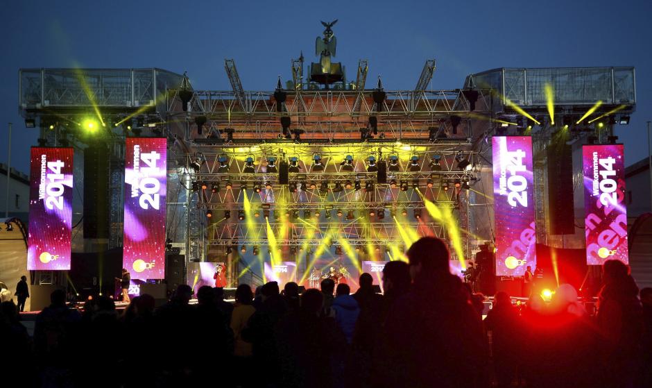 Vista del escenario instalado frente a la Puerta de Brandeburgo, durante el ensayo para la celebraci&oacute;n de la Nochevieja, en Berl&Igrave;n, Alemania. (Foto:EFE/Britta Pedersen)