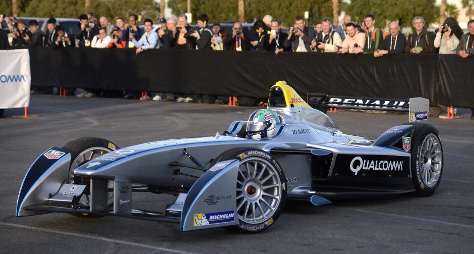 El veh&iacute;culo de F&oacute;rmula E&acute;s Spark-Renault SRT-01E es conducido por el piloto de F&oacute;rmula Uno brasile&ntilde;o Lucas Di Grassi en una exhibici&oacute;n en el Centro de Convenciones Mandalay Bay de Las Vegas, Nevada (EE.UU.), durante la feria electr&oacute;nica CES. (Foto: EFE)