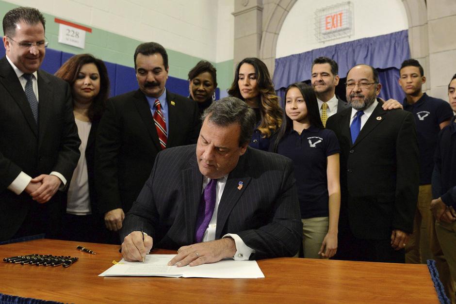 Chris Christie firm&oacute; la nueva ley en un acto p&uacute;blico en Nueva Yersey. (Foto: Justin Lane/EFE)