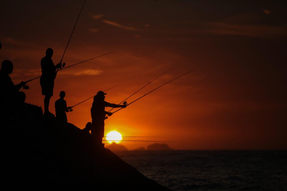 La belleza del paisaje y la tregua del fuerte calor animan a turistas y cariocas a acudir en masa a ver c&oacute;mo el d&iacute;a se acaba y empieza la noche en R&iacute;o de Janeiro. Muchos eligen ese momento para darse un ba&ntilde;o y conseguir, por fin, refrescarse de verdad. EFE/ Antonio Lacerda&nbsp;