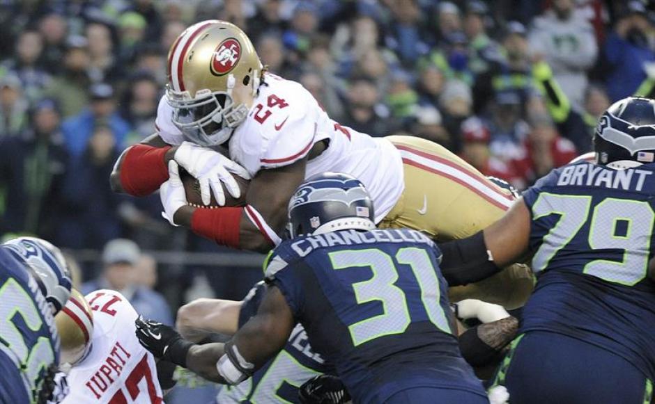 Anthony Dixon, de los&nbsp;49ers de&nbsp;San Francisco,&nbsp;en una jugada con&nbsp;Kam Chancellor,&nbsp;de los&nbsp;Seahawks de&nbsp;Seattle,&nbsp;durante el segundo cuarto del juego por el campeonato de la NFC. (Foto: EFE)&nbsp;
