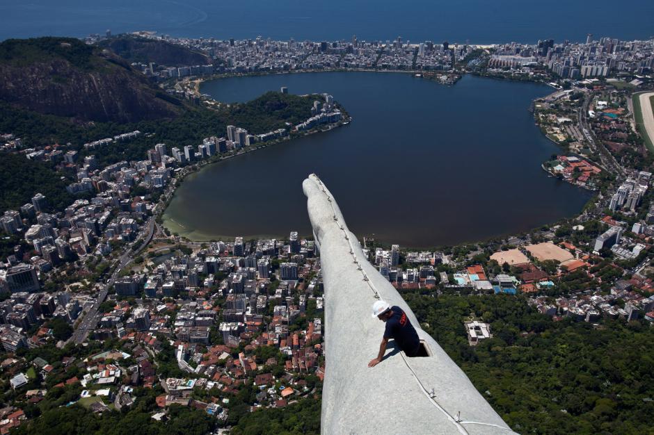 Las obras de mantenimiento y recuperaci&oacute;n del Cristo Redentor de R&iacute;o de Janeiro, el monumento m&aacute;s emblem&aacute;tico de Brasil, comenzaron despu&eacute;s de que la escultura fuera da&ntilde;ada por el impacto de varios rayos, el &uacute;ltimo la semana pasada. En la imagen un trabajador inspecciona la estatua. (Antonio Lacerda/EFE)&nbsp;