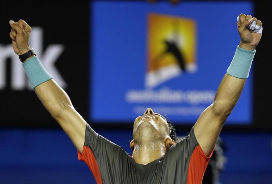 El tenista espa&ntilde;ol Rafael Nadal celebra la victoria ante el suizo Roger Federer tras el partido de semifinales del Abierto de Australia de tenis que les enfrent&oacute; en Melbourne (Australia).&nbsp;EFE/Narendra Shrestha