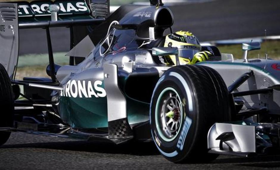 El gran piloto brit&aacute;nico Lewis Hamilton entrena en el nuevo monoplaza W05 de la escuder&iacute;a Mercedes, un auto hecho para avanzar a enormes velocidades sin despegarse del suelo. (Foto: EFE).