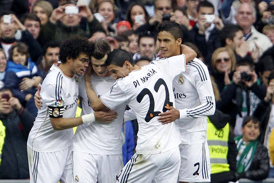 Marcelo, Di Mar&iacute;a y Varane, felicitan a Bale tras anotar el 2-0 parcial ante el Elche. (Foto: EFE)