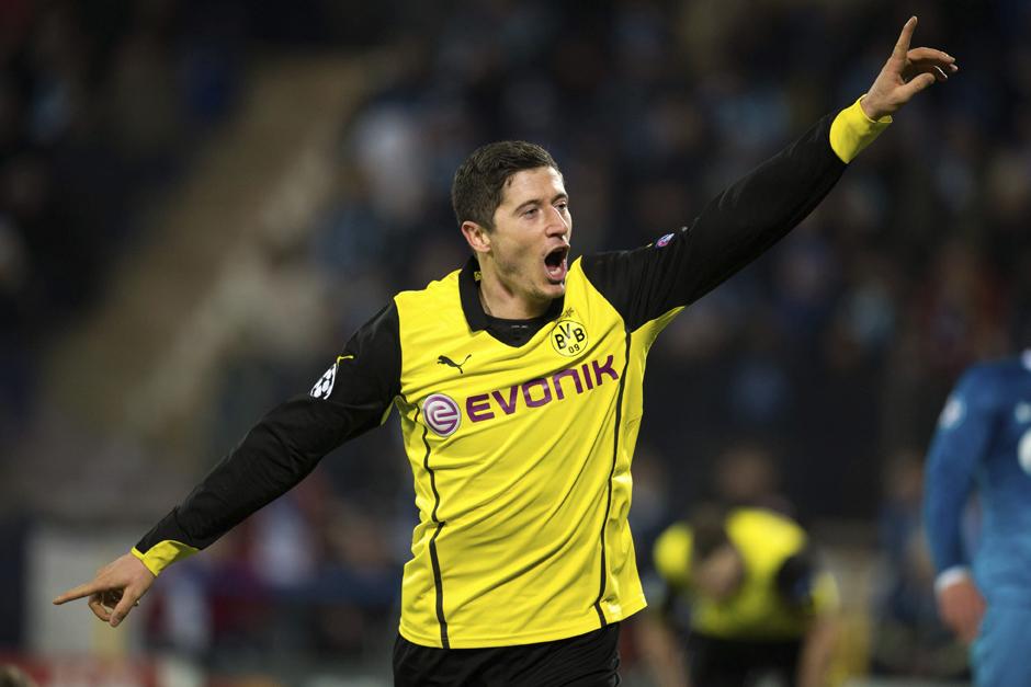 Lewandowski anot&oacute; un doblete y con esto lleg&oacute; a 17 tantos en tan solo 26 juegos disputados en la Champions. (Foto: AFP)