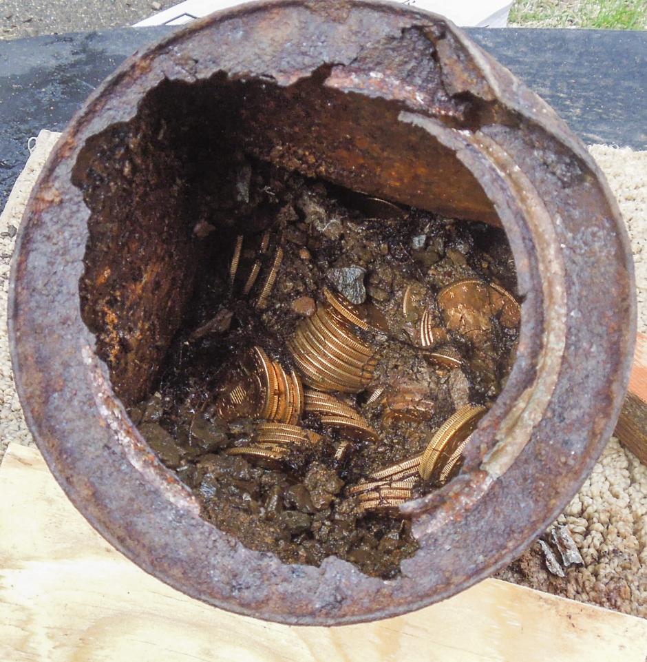 Esta fotograf&iacute;a de fecha desconocida facilitada por Kagin's inc. que muestra una lata repleta de monedas de oro del Siglo XIX, encontrada por una pareja de California Estados Unidos, en su jard&iacute;n. La pareja, que prefiere mantener su anonimato, encontr&oacute; las monedas del siglo XIX cuando paseaban a su perro por su propiedad. Las monedas, fechadas del 1847 al 1894, tienen un valor de 27.980 d&oacute;lares, aunque se calcula que la pareja podr&iacute;a conseguir cerca 10 millones de d&oacute;lares cuando las subasten en el pr&oacute;ximo mayo. (Foto: Kagin's inc. / EFE)