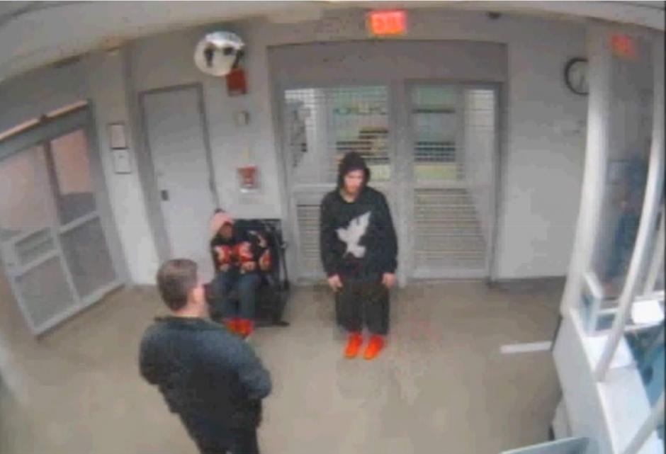 Justin Bieber (d) durante una prueba para determinar ebriedad tras su arresto en Miami Beach, Florida. (Foto: EFE)