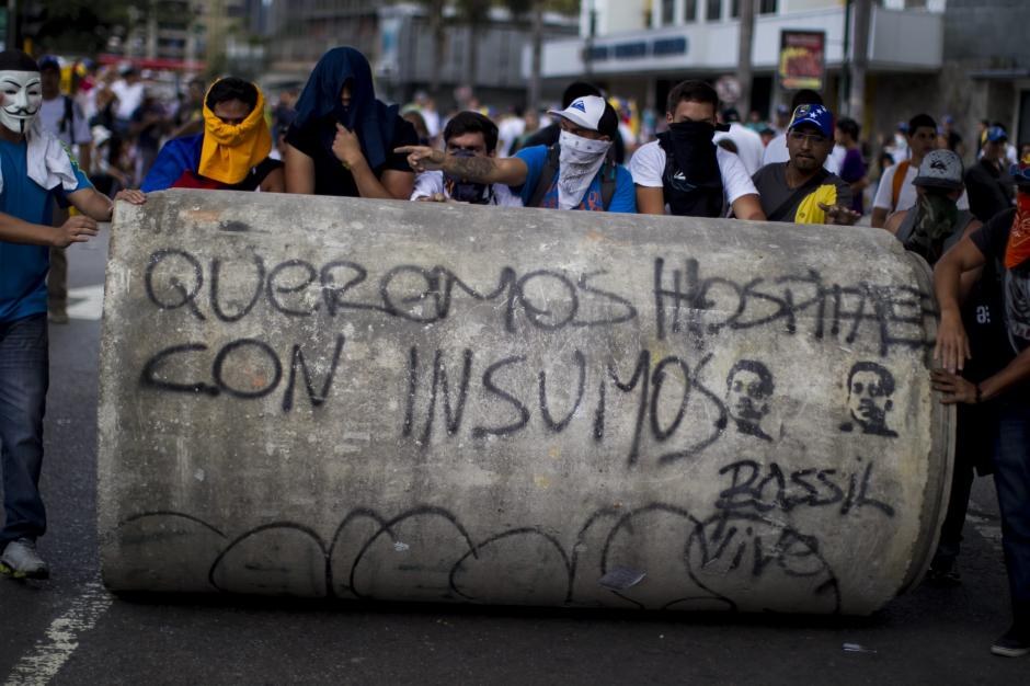 Un grupo de personas se enfrenta a la Guardia Nacional Bolivariana (GNB) durante una protesta contra el Gobierno de Nicolás Maduro, en Venezuela. Estudiantes opositores encabezaron multitudinarias marchas en Caracas y otras ciudades de Venezuela en una nueva jornada de protestas contra Maduro, quien decretó "la victoria de los carnavales" tras celebrar la "lección" del pueblo a quienes desean "prohibir la felicidad". (Foto: EFE/Miguel Gutiérrez)&nbsp;