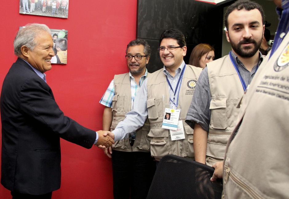 Salvador S&aacute;nchez Cer&eacute;n, candidato a la presidencia por el partido Frente Farabundo Mart&iacute; para la Liberaci&oacute;n Nacional, se re&uacute;ne con observadores de la OEA, en la v&iacute;spera de la segunda vuelta electoral en El Salvador. &nbsp;(Foto: EFE)