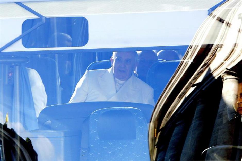 Para llegar a Ariccia, el papa se desplaz&oacute; en autob&uacute;s junto con los cardenales y los obispos de la Curia. (Foto: AFP)