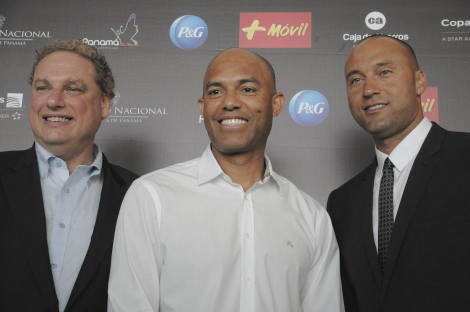 El presidente de los Yankees de Nueva York, Randy Levine, el exlanzador de los Yanquis, el paname&ntilde;o Mariano Rivera, y el beisbolista estadounidense Derek Sanderson Jeter, durante una rueda de prensa previa a los juegos de exhibici&oacute;n entre los Yanquis de Nueva York y los Marlins de Miami, en Panam&aacute;. (Foto: EFE/ Arturo Wong)