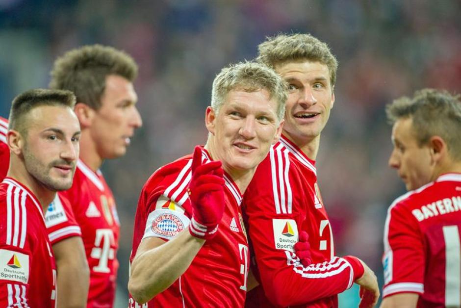 Bastian Schweinsteiger (C-L) celebra su segundo gol con su compa&ntilde;ero Thomas Mueller (C-R) durante el partido de la Bundesliga librado contra el Leverkusen en M&uacute;nich. (Foto: EFE). &nbsp;