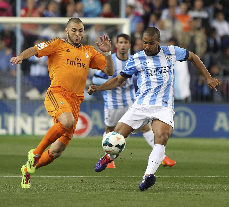 El centrocampista argentino del M&aacute;laga Fernando Tissone (d) pelea un bal&oacute;n con el delantero franc&eacute;s del Real Madrid Karim Benzema, durante el partido de la jornada 28 de la Liga Espa&ntilde;ola en la Rosaleda, en M&aacute;laga. (Foto: EFE/Daniel P&eacute;rez)