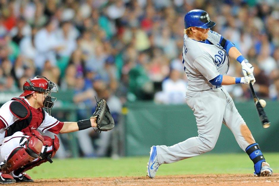 Justn Turner golpea una pelota durante el juego de apertura entre Los &Aacute;ngeles Dodgers y los Diamondbacks de Arizona. (Foto: EFE)