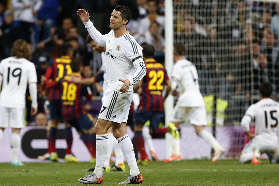 Cristiano Ronaldo acept&oacute; que posiblemente el penal decretado a su favor no debi&oacute; ser, pero a&uacute;n as&iacute; critic&oacute; fuerte al &aacute;rbitro central del cl&aacute;sico. (Foto: EFE)