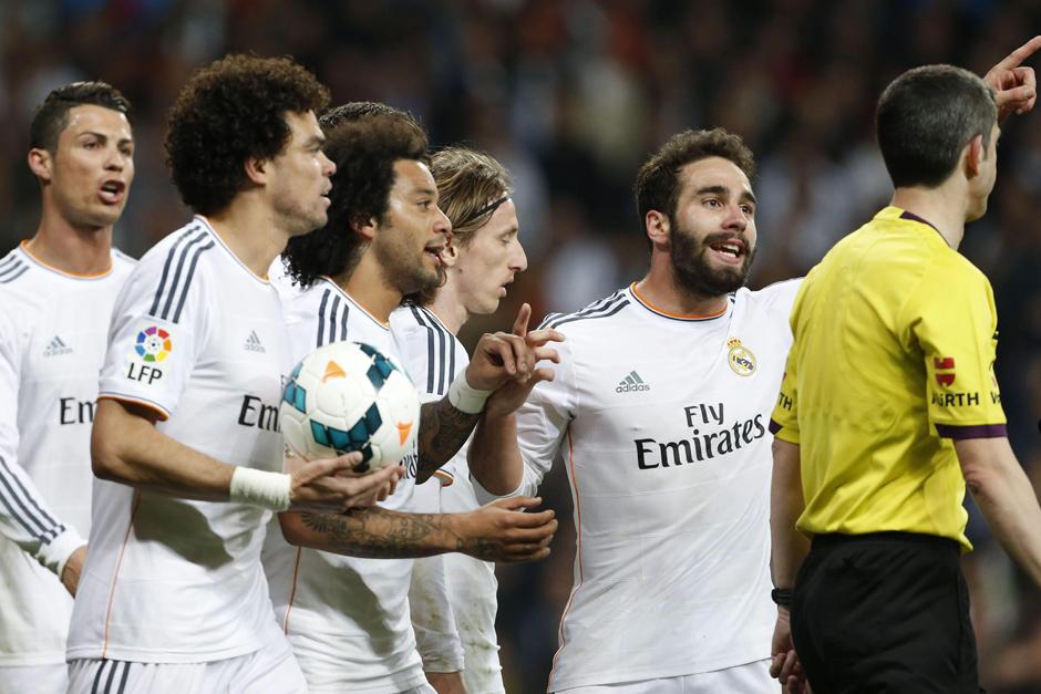 El Madrid perdió a Sergio Ramos cuando ganaba 3-2 y luego el Barcelona le dio la vuelta al marcador con dos penales cobrados por Messi. (Foto: EFE)