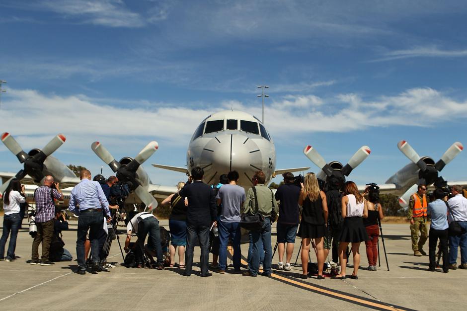 Reporteros permanecen en la pista previo al despegue de un P-3 Orion de la fuerza de defensa japonesa hoy, 24 de marzo de 2014, desde la base a&eacute;rea de Pearce, cerca de Perth, para unirse a las labores de b&uacute;squeda de los restos del avi&oacute;n MH370 de la compa&ntilde;&iacute;a Malaysia Airlines desaparecido el pasado d&iacute;a 8 de Marzo. (Foto: EFE)