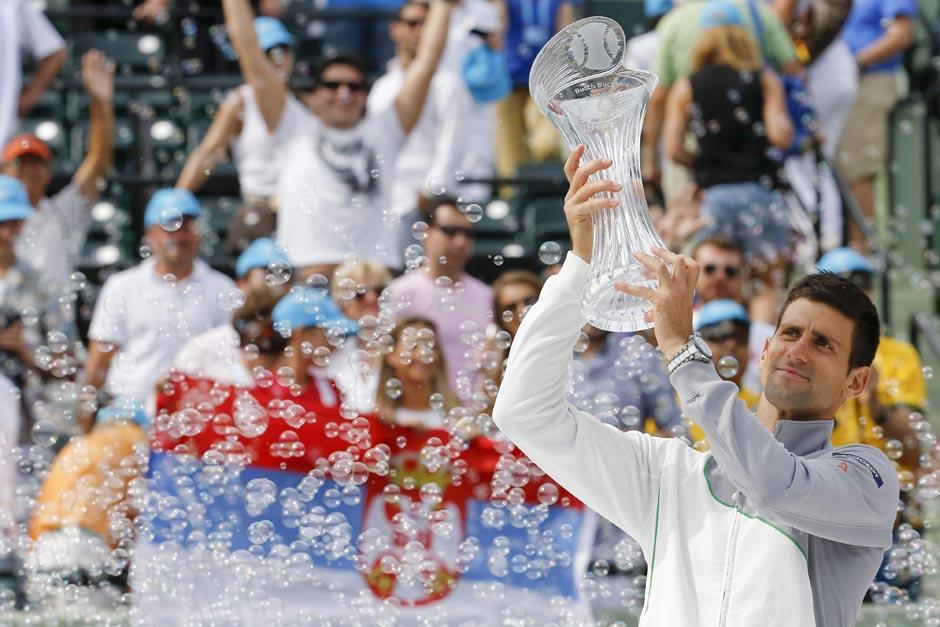 Djokovic levanta el trofeo tras ganar el Masters 1,000 de Miami ante Nadal. (Foto: EFE)