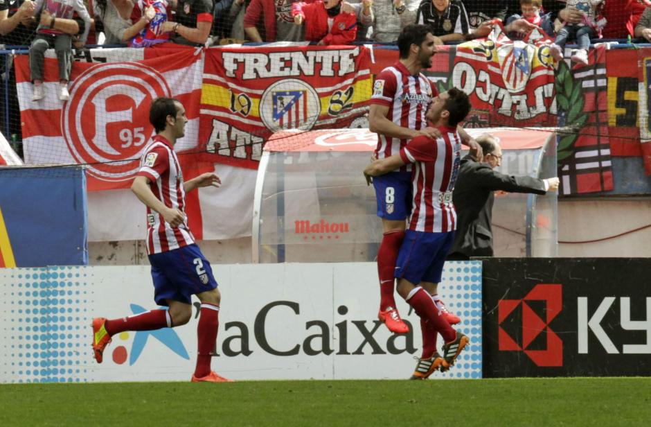El centrocampista del Atl&eacute;tico de Madrid, Ra&uacute;l Garc&iacute;a (2d), celebra con sus compa&ntilde;eros el gol que acaba de marcar, el primero del equipo ante el&nbsp;Villarreal, durante el partido de la trig&eacute;simo segunda jornada de la Liga de Primera Divisi&oacute;n, que se jug&oacute; el s&aacute;bado en el estadio Vicente Calder&oacute;n.&nbsp; (Foto: EFE)