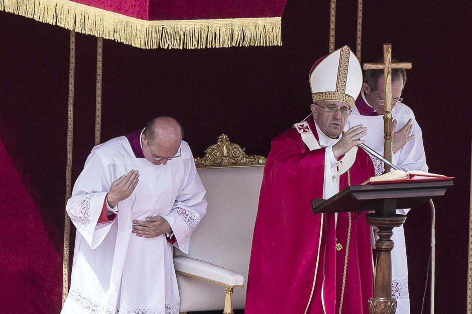 El Papa Francisco realiz&oacute; la misa del domingo de Ramos en Plaza de San Pedro en la Ciudad del Vaticano. (Foto: EFE/Angelo Carcon)&nbsp;