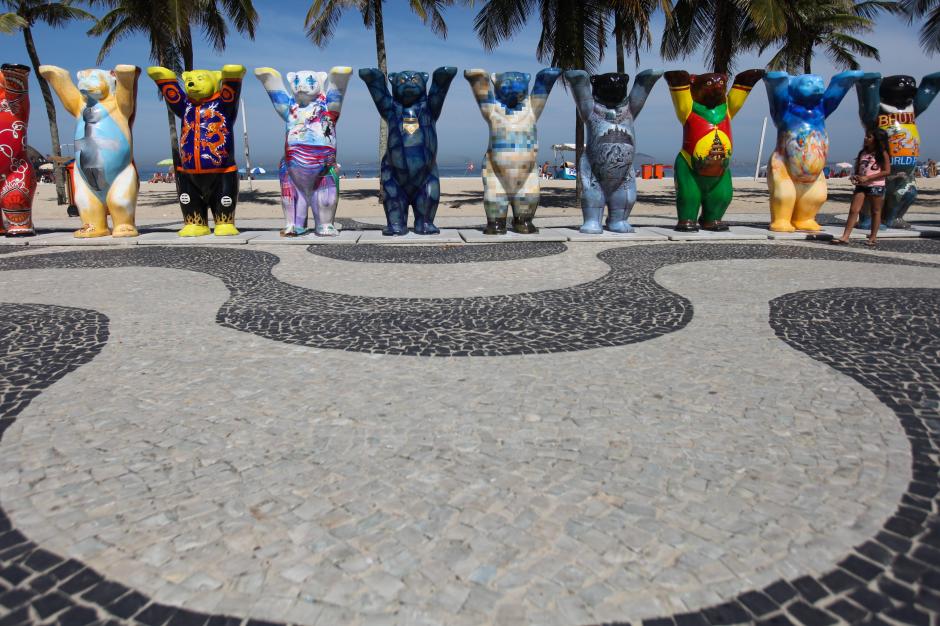 Esculturas que forman parte de la exposici&oacute;n "United Buddy Bears" en la playa Leme en R&iacute;o de Janeiro, Brasil. Entre ellas destaca un oso que representa a Guatemala, obra de Mayra Fern&aacute;ndez de Sch&auml;ffer (Foto: EFE/Antonio Lacerda).