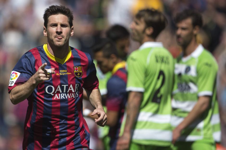 El delantero argentino del FC Barcelona Lionel Andr&eacute;s Messi celebra el gol que ha marcado ante el Getafe, el primero del equipo, durante el partido correspondiente a la trig&eacute;simo sexta jornada de Liga en el estadio Camp Nou de Barcelona. EFE/Alejandro Garc&iacute;a