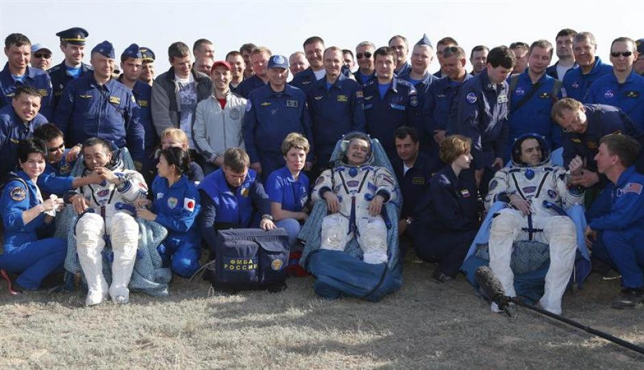 Los tres astronautas son recibidos en Kazajist&aacute;n por integrantes de la estaci&oacute;n en ese lugar. (Foto: EFE)