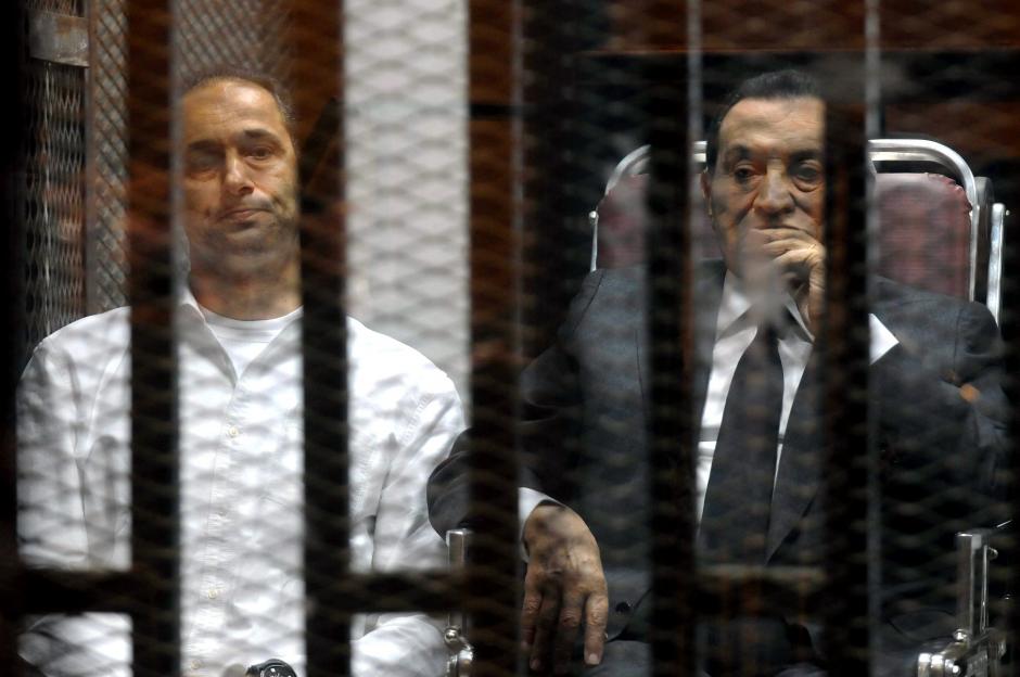 El ex presidente egipcio Hosni Mubarak (derecha) y su hijo Gamai (izquierda) escuchan el fallo del tribunal que los conden&oacute; por apropiaci&oacute;n indebida de fondos. (Foto:EFE)&nbsp;