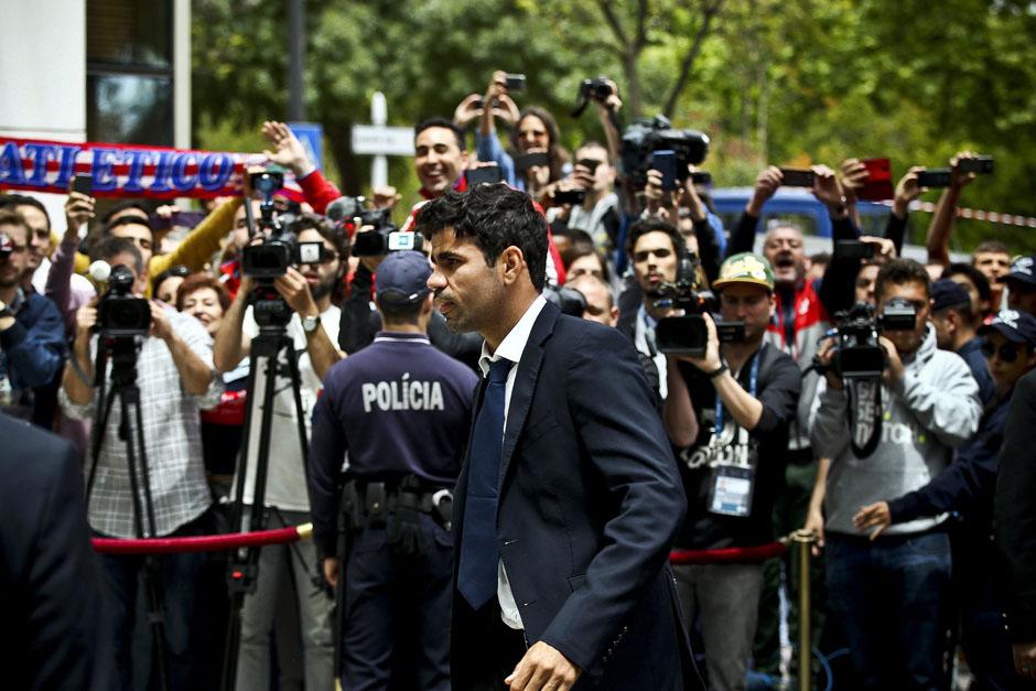 Diego Costa a su llegada a Lisboa donde a&uacute;n tiene posibilidades de jugar. (Foto: EFE)