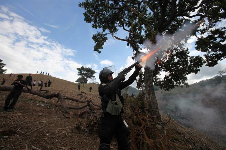 La Policía desalojó la Resistencia Pacífica de San José del Golfo lanzando gases lacrimógenos. La población se opone a la instalación del proyecto minero "El Tambor". (Foto: EFE)