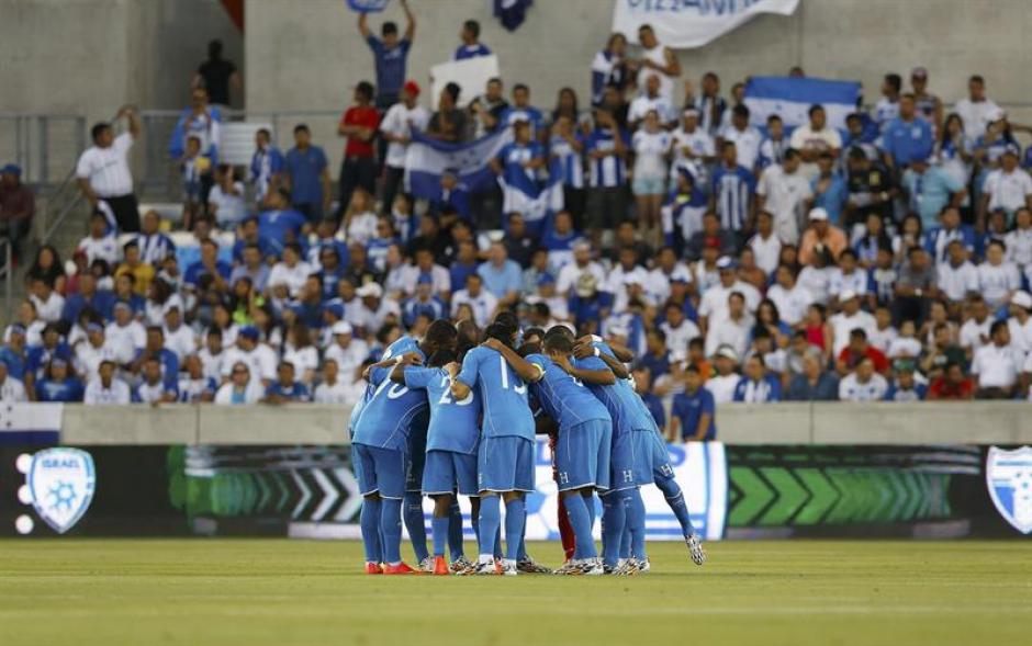 La Selecci&oacute;n de Honduras unos minutos antes de arrancar el partido ante Israel. (Foto: EFE)