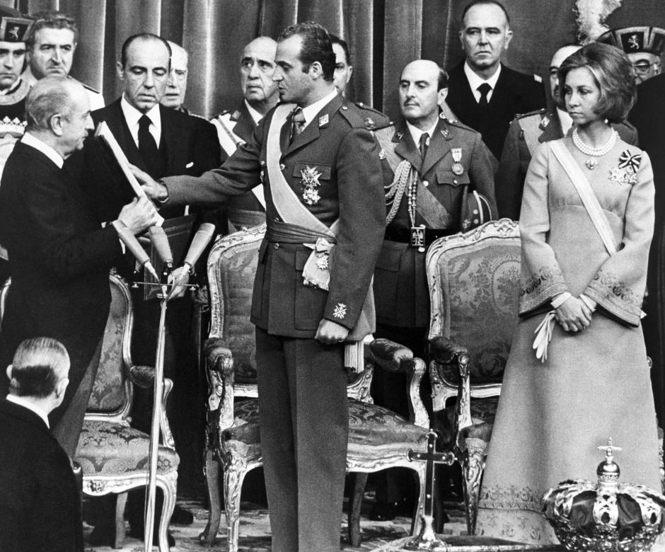 Fotograf&iacute;a de archivo tomada el 22 de noviembre de 1975 de Juan Carlos de Borb&oacute;n jurando las Leyes ante el presidente de las Cortes, Alejandro Rodr&iacute;guez de Valc&aacute;rcel (i), y procalm&aacute;ndose Rey de Espa&ntilde;a. El Rey Don Juan Carlos ha decidido abdicar en su hijo, el Pr&iacute;ncipe de Asturias, seg&uacute;n ha anunciado hoy el presidente del Gobierno, Mariano Rajoy, en una declaraci&oacute;n institucional en el Palacio de la Moncloa. (Foto: EFE/Luis Mill&aacute;n)